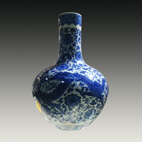清乾隆 仿永宣青花天球瓶